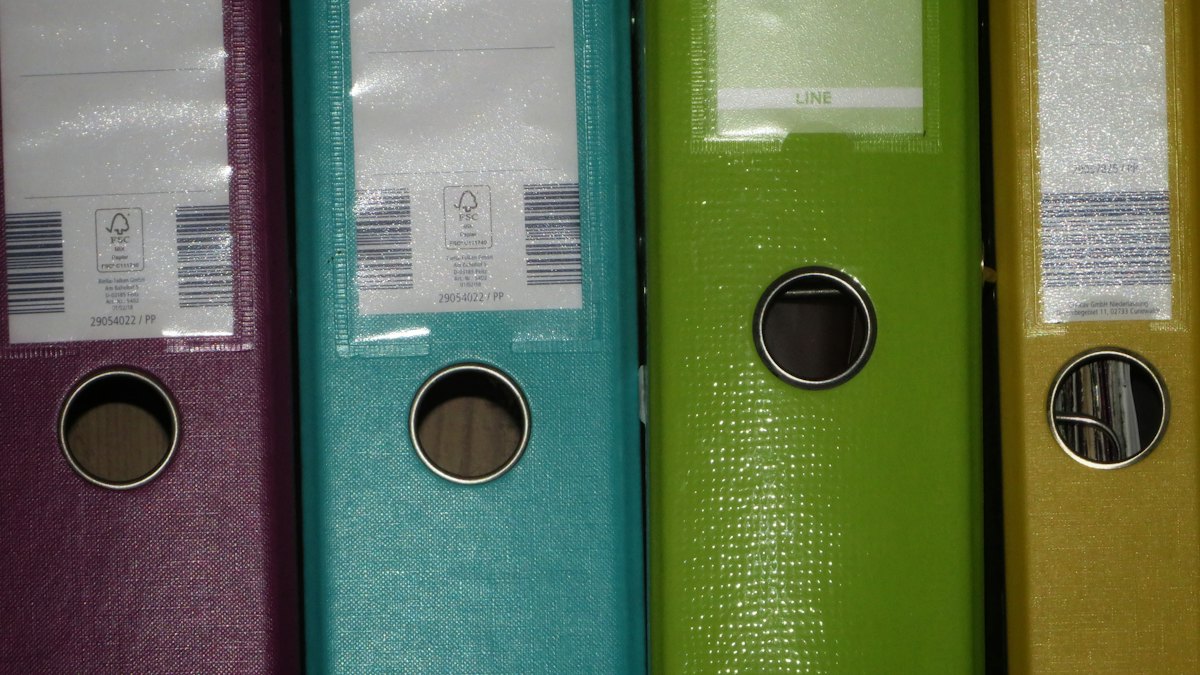 Fileira de pastas arquivo coloridas enfileiradas lado a lado em uma prateleira